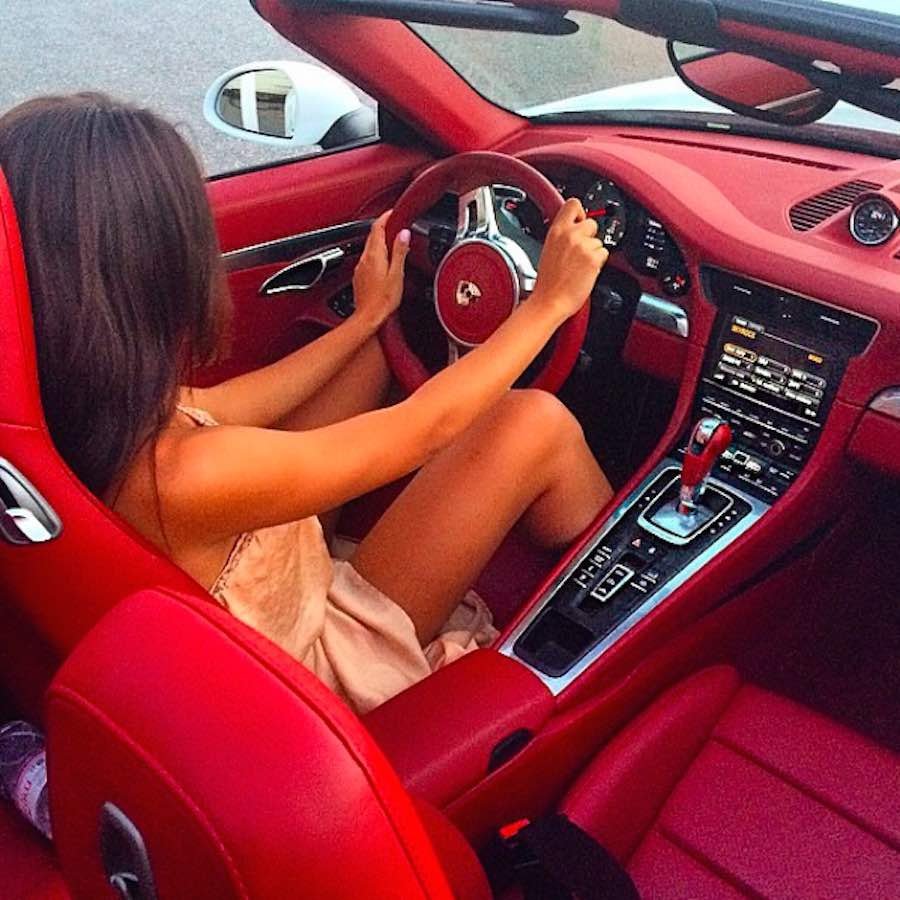 Богатая девушка в машине