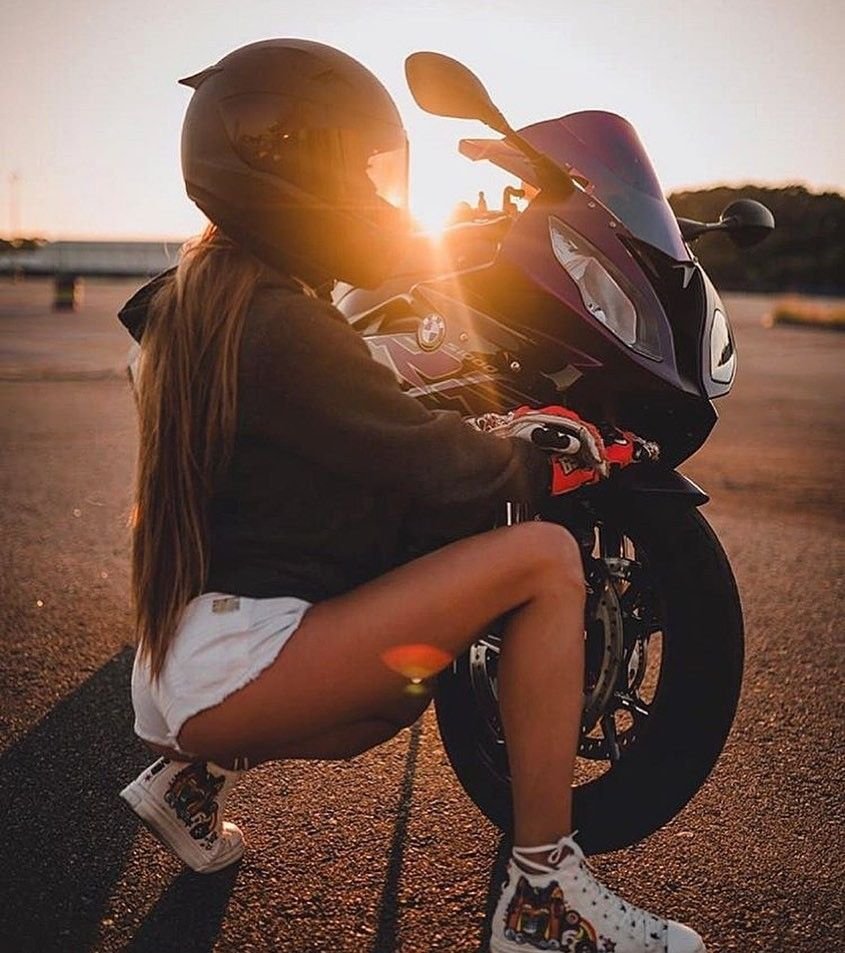 Девушка на мотоцикле без лица