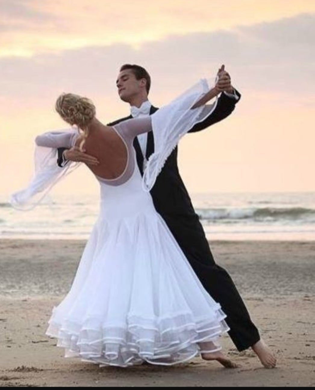 Вальс партнеры. Свадебный танец. Вальс танец. Танцевальное свадебное платье. Бальный танец в белом.