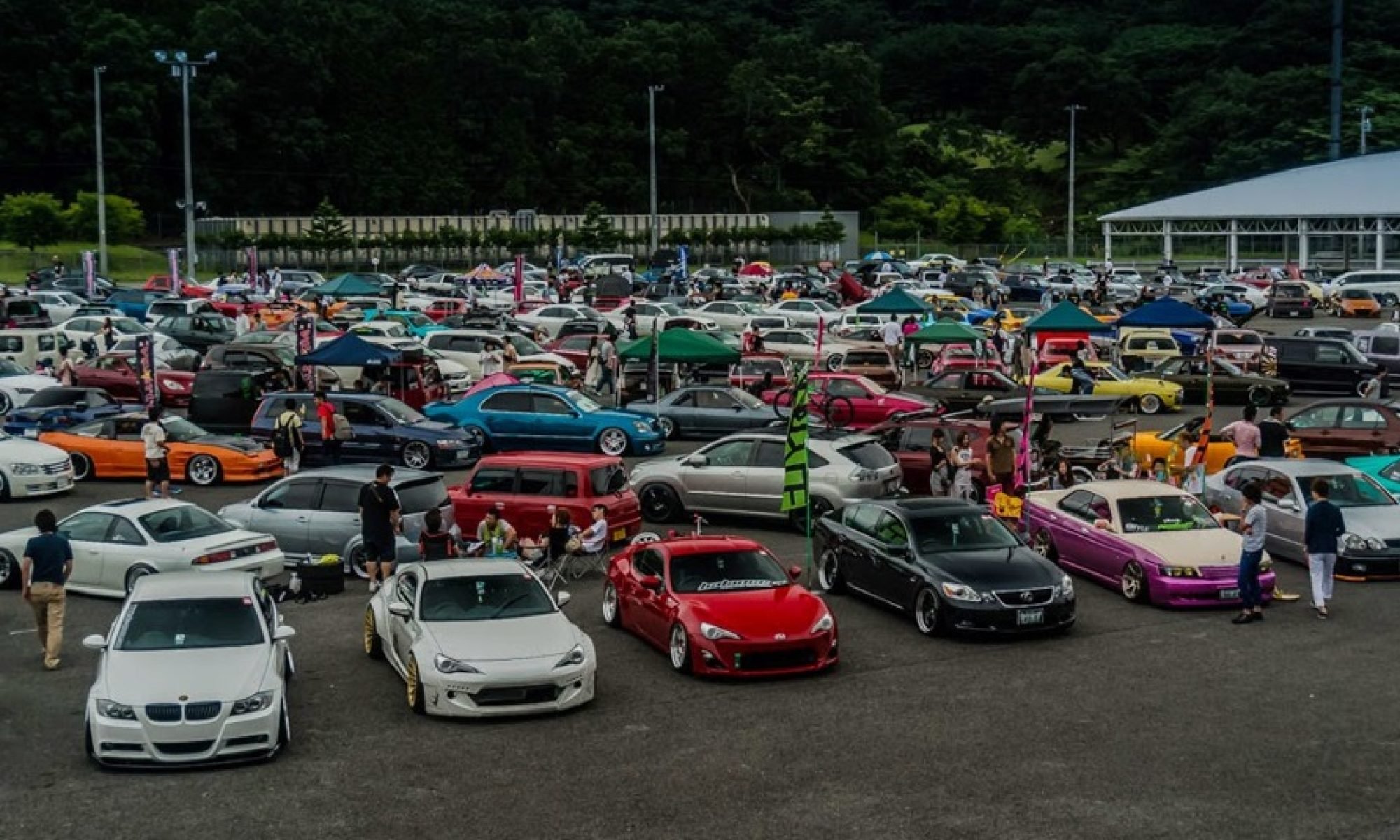 Сколько автомобилей в японии. Японские машины. Выставка японских авто. Японские автомобили много. Японские автомобили молодежи.