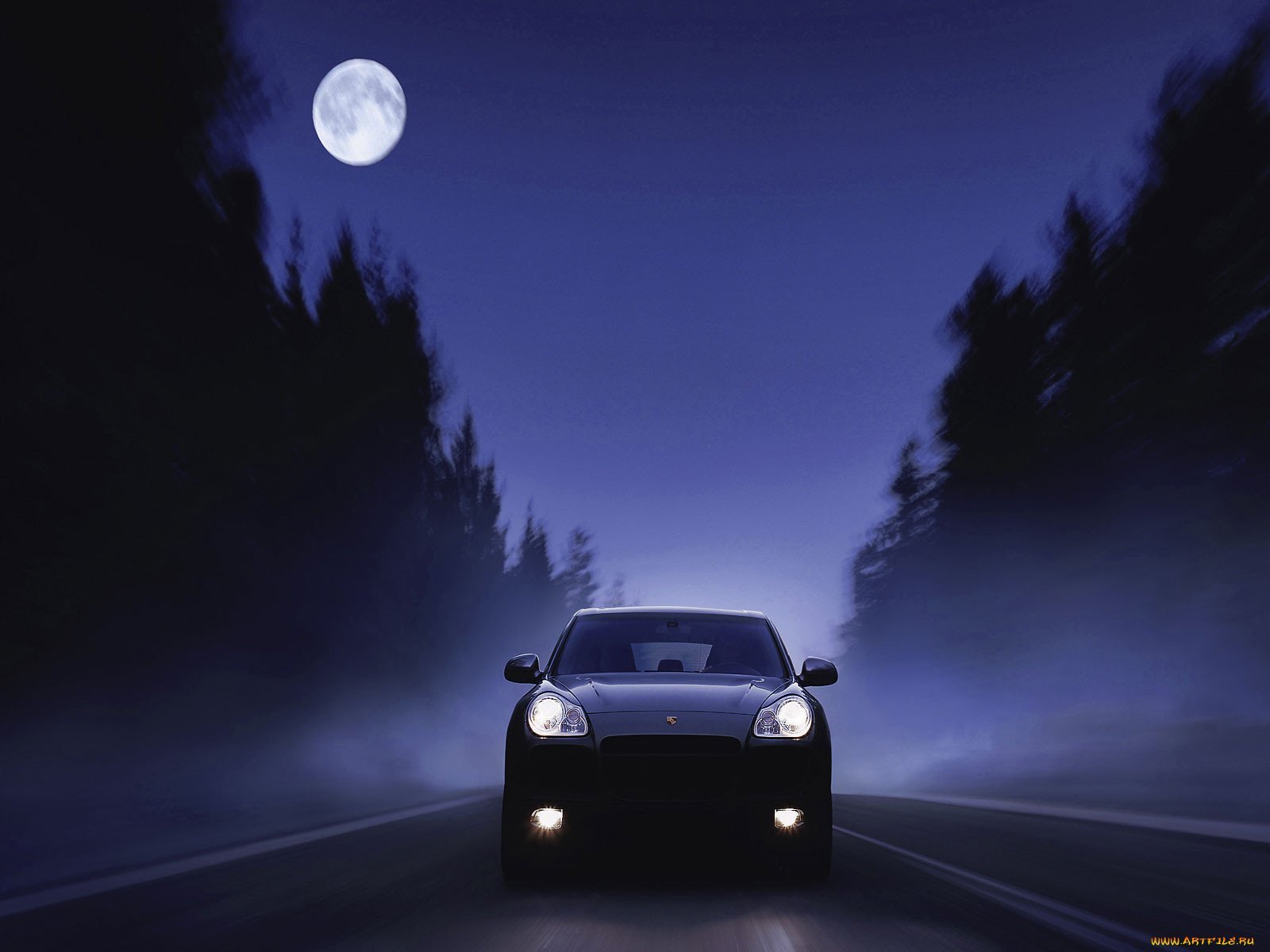 Moon cars. Порше Кайен. Машина в темноте. Авто ночью. Машина едет в темноте.