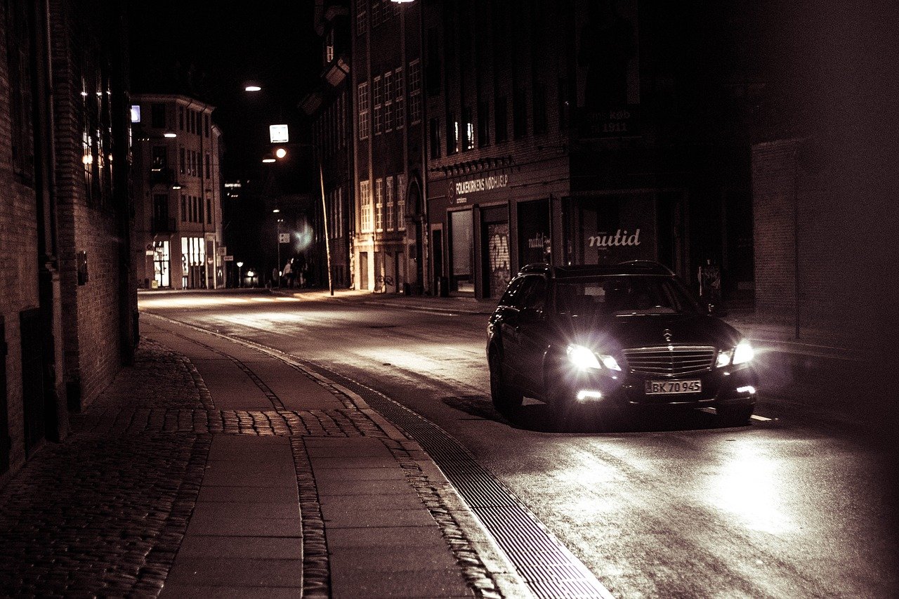 Автомобиль ночью на дороге. Машина ночью. Ночная улица с машинами. Машина на темной улице. Машина ночью на дороге.