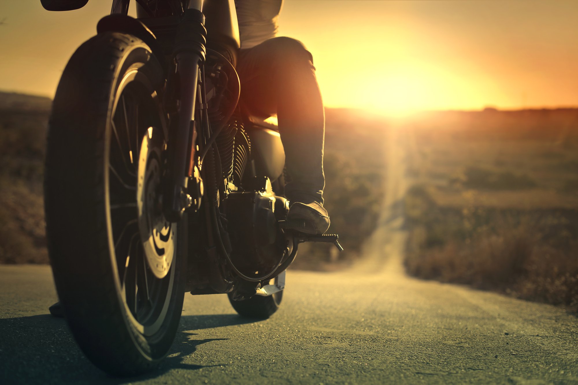 Едет мотоцикл песня. Мотоцикл на дороге. Мотоцикл едет. Мотоцикл уезжает в закат. Мотоцикл на закате.