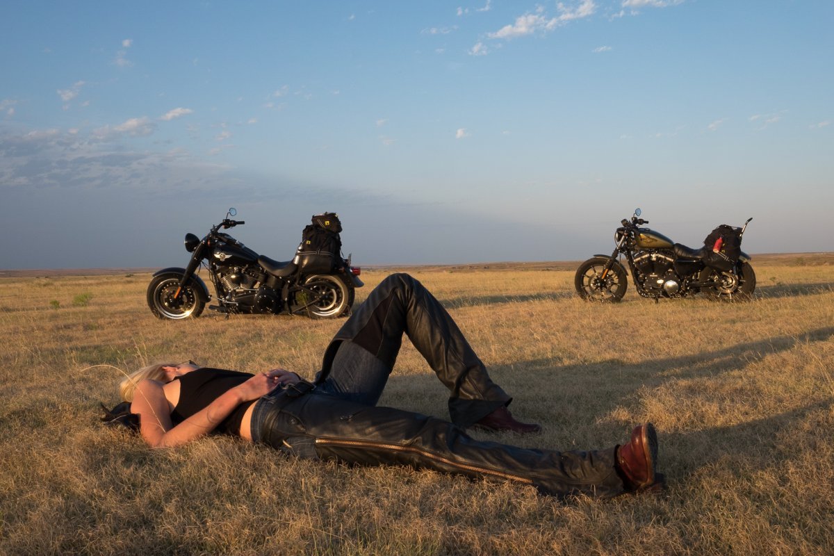 Фотосессия на мотоцикле в поле