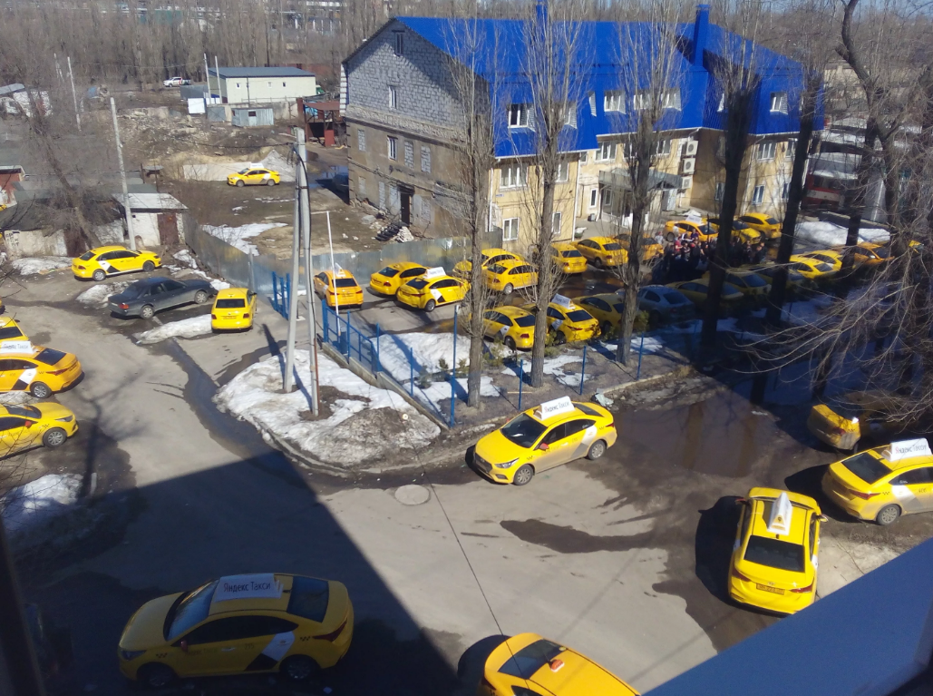 Желтые машины во дворе