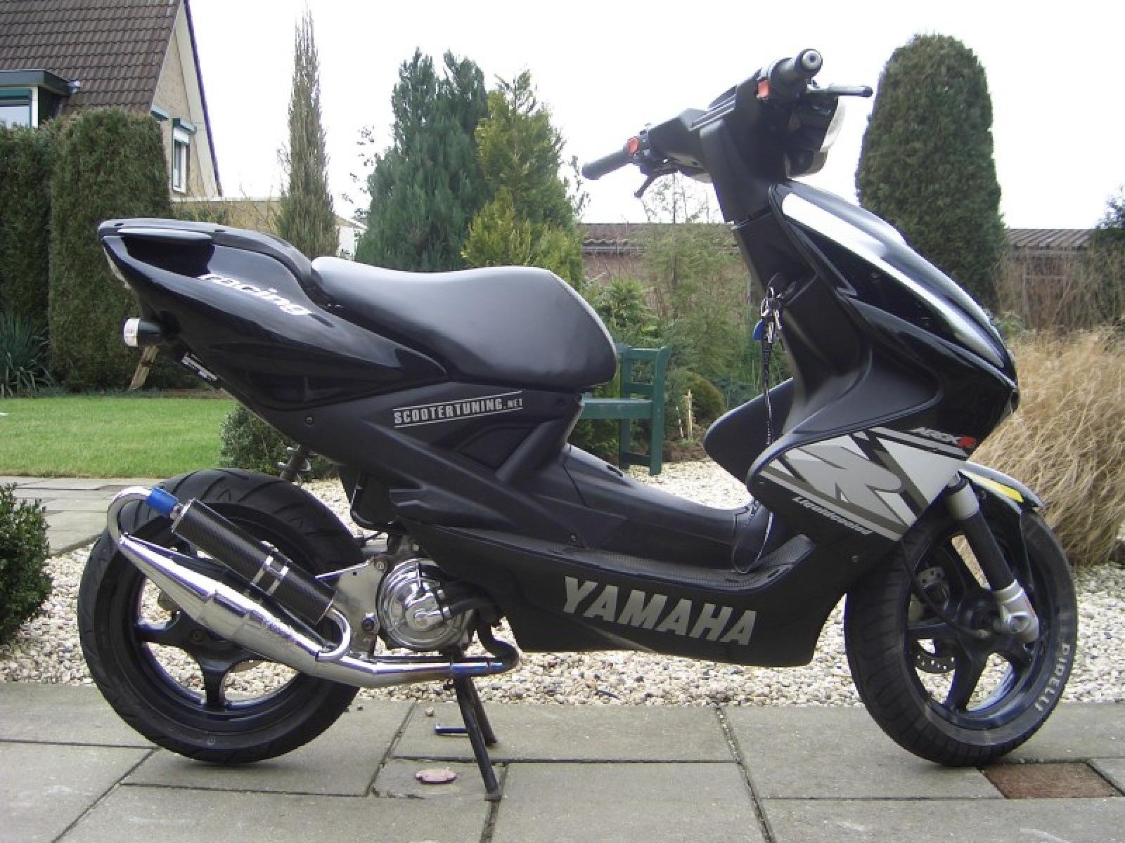 Блэк скутер. Yamaha Aerox черный. Yamaha Aerox 50 2010 года. Yamaha Aerox 125cc Black. Yamaha CX-7 скутер.