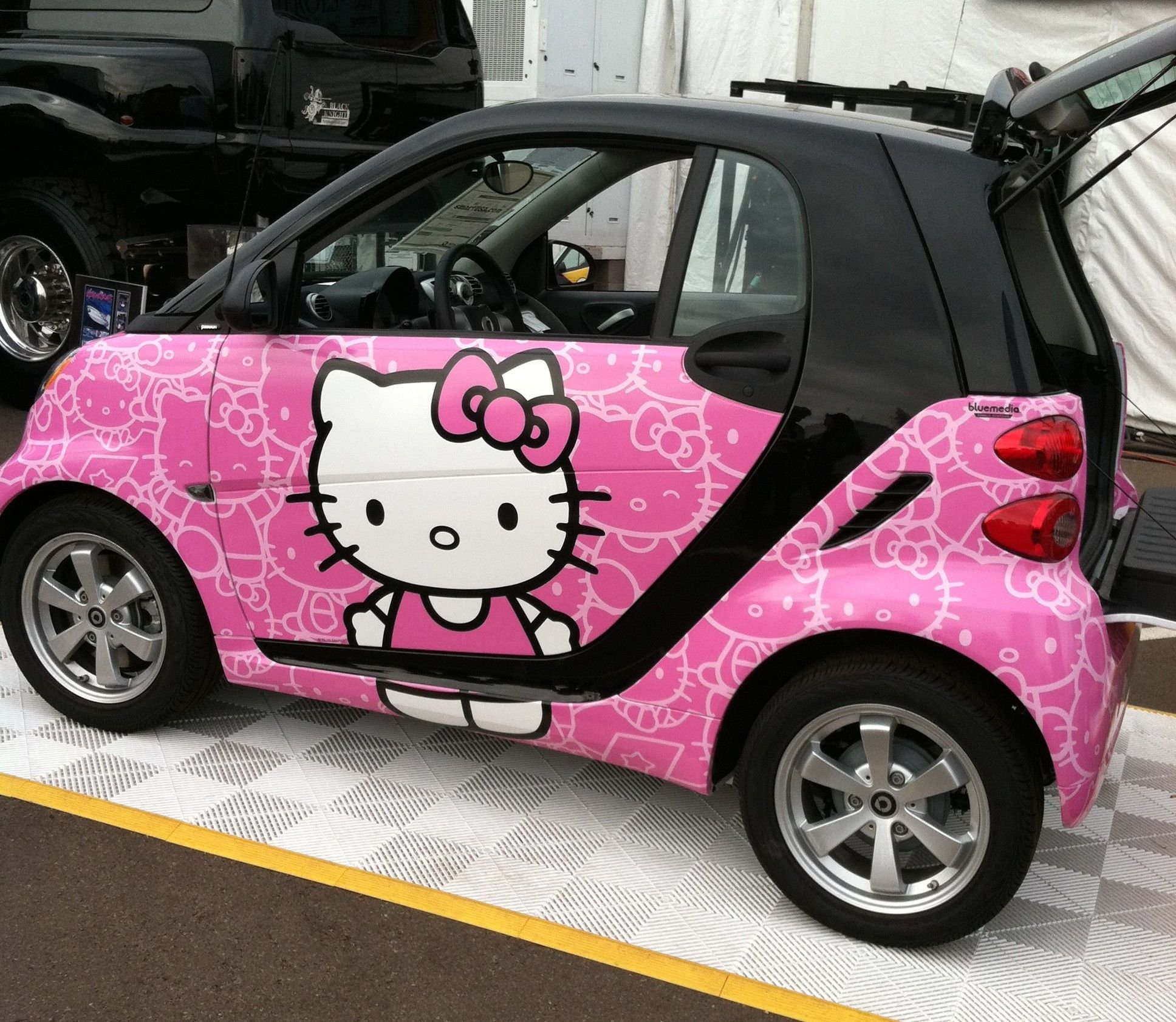 Машина хеллоу. Машина Хелло Китти. Машина с Хеллоу Китти. Розовая машина Хэллоу Китти. Розовая детская машина Хеллоу Китти.