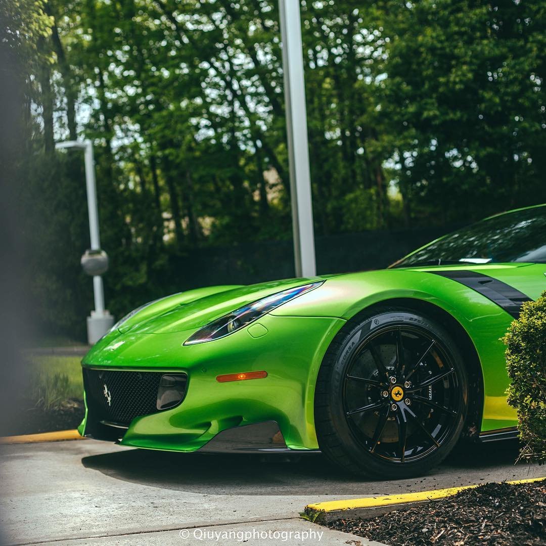 Ferrari f12 зеленая