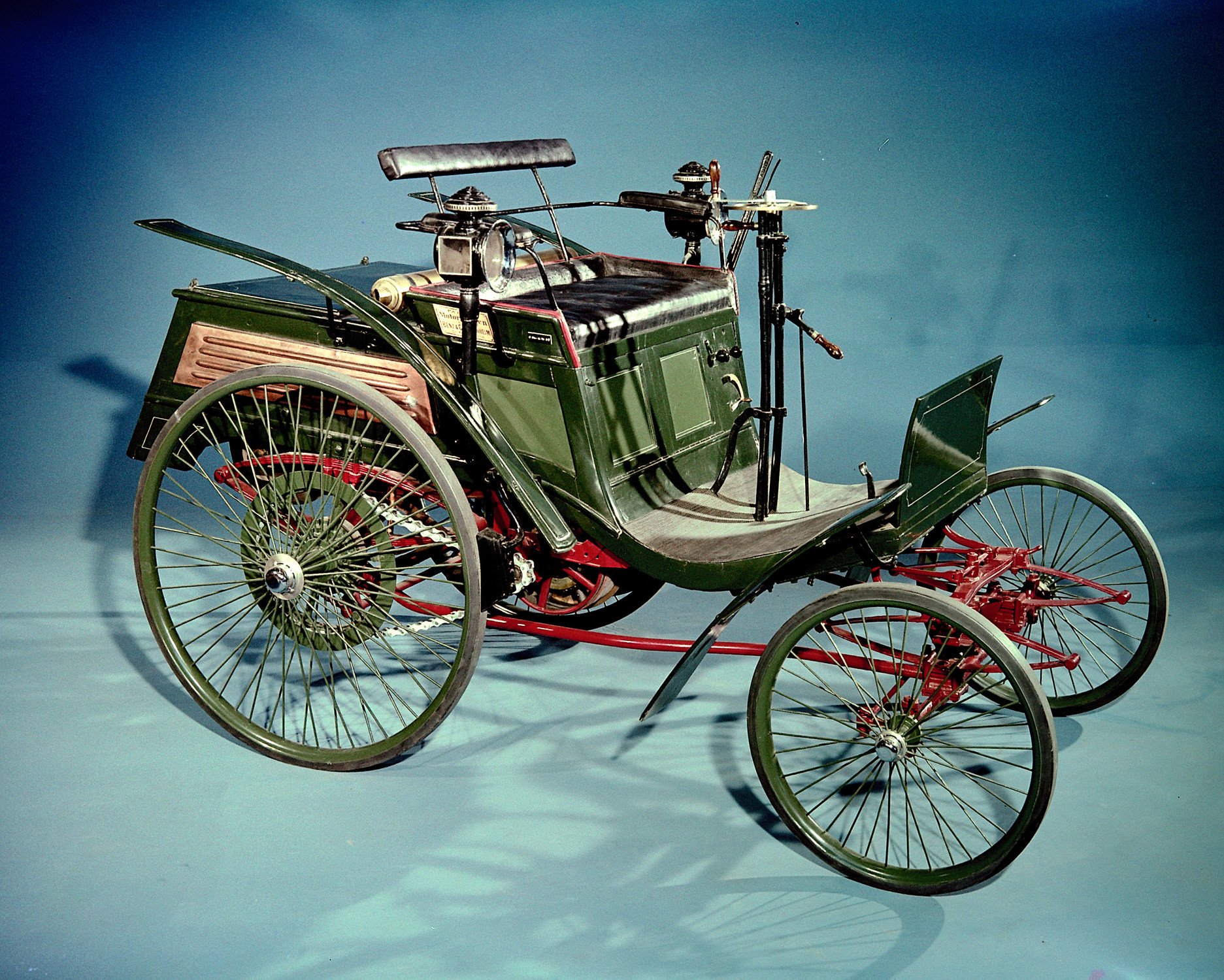 Какую можно купить первую машину. Benz velo 1894. Бенц Моторваген 1894. Benz velo" 1894 года".