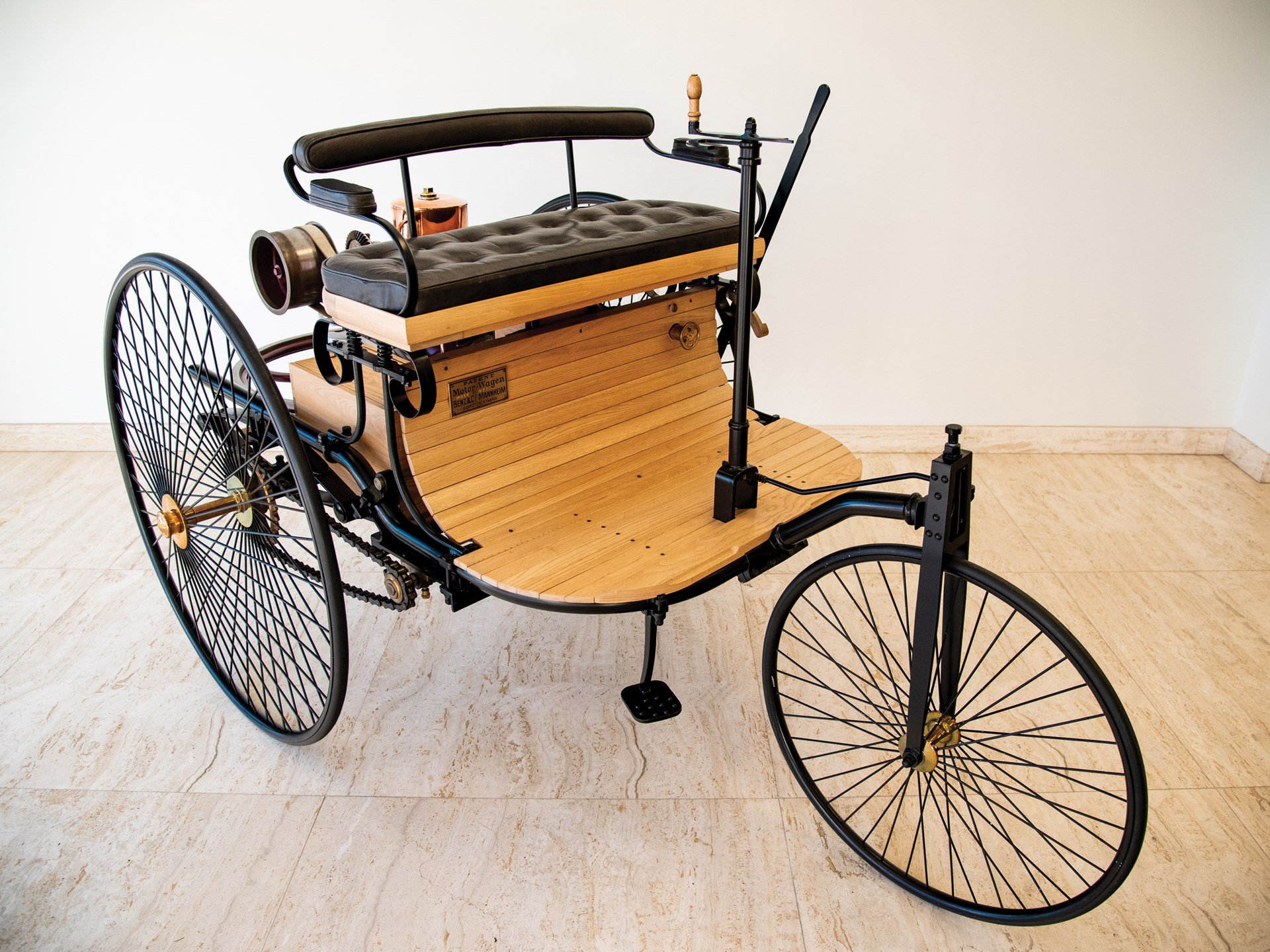 Первый автомобиль внутреннего. Benz Patent-Motorwagen 1886. Benz Patent-Motorwagen 1886 двигатель. Benz Patent-Motorwagen 1886 года.