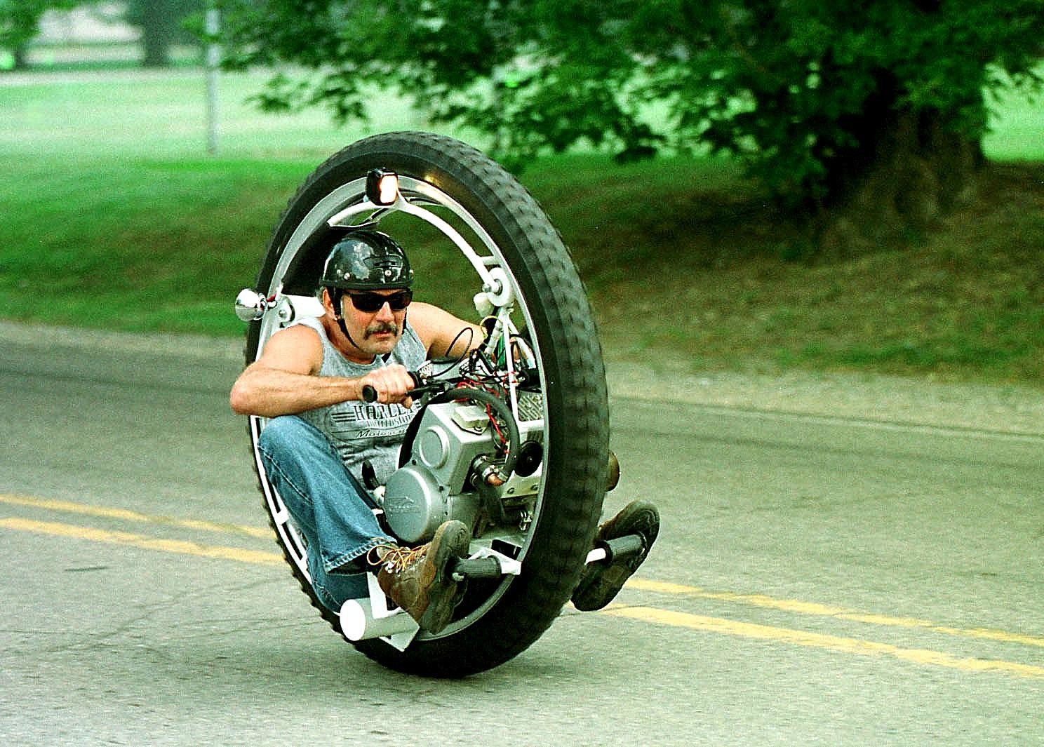 Кидают колеса. Необычные средства передвижения. Человек в колесе. Одноколесное транспортное средство. Смешные мотоциклы.