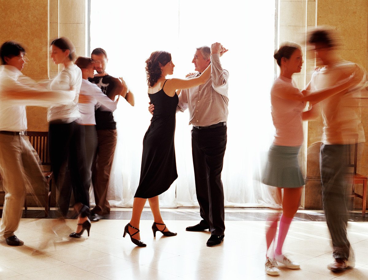 Пара танцует в зале