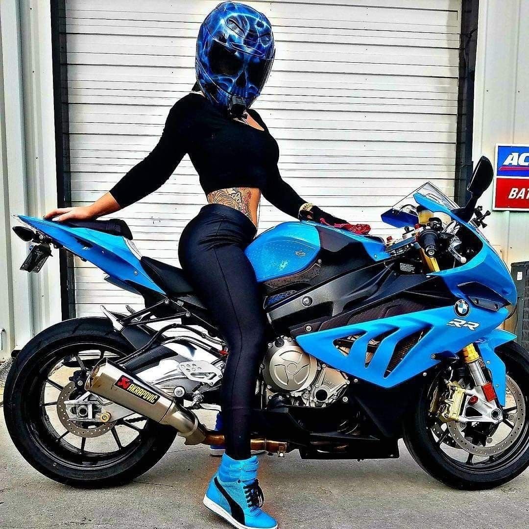 Девушка на мотоцикле в костюме