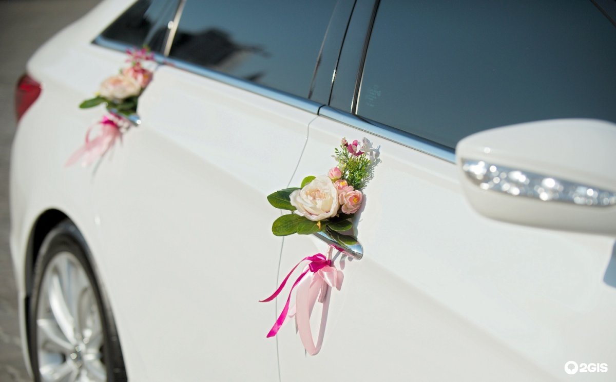 Минималистичные украшения на машину на свадьбу