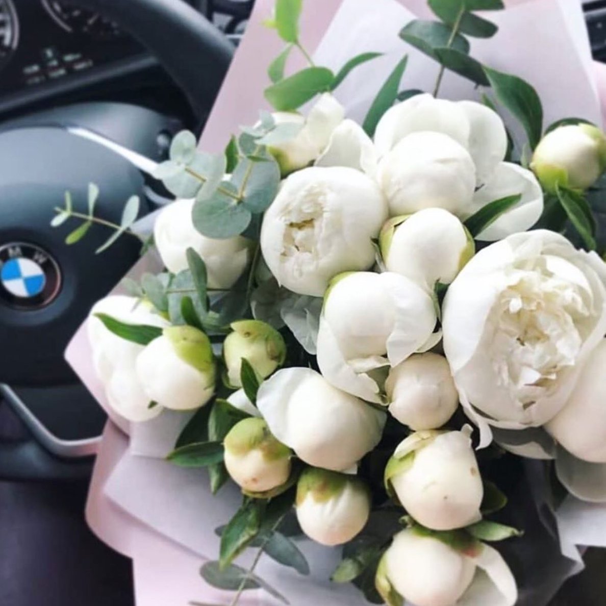 Красивый букет белых пионов