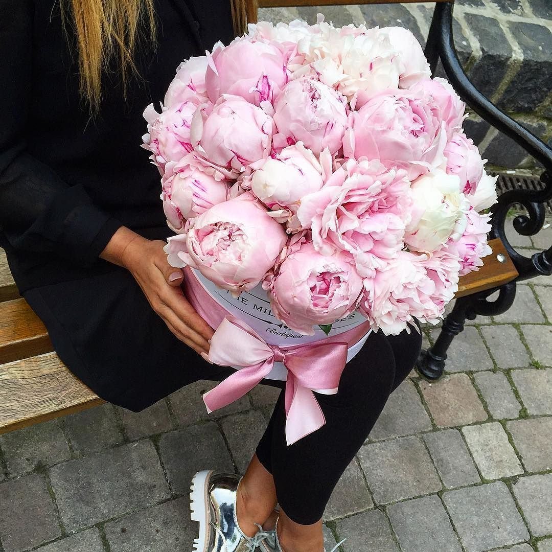 Букет пионов в руках