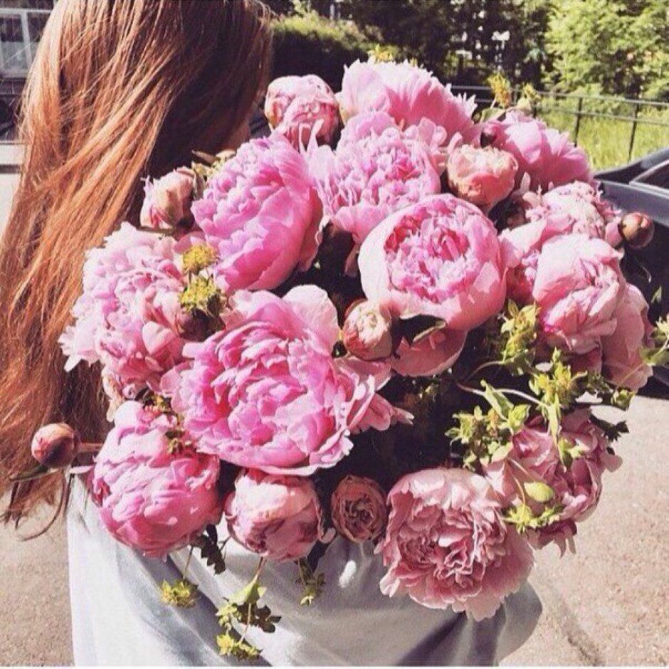 Девушка с букетом пионов