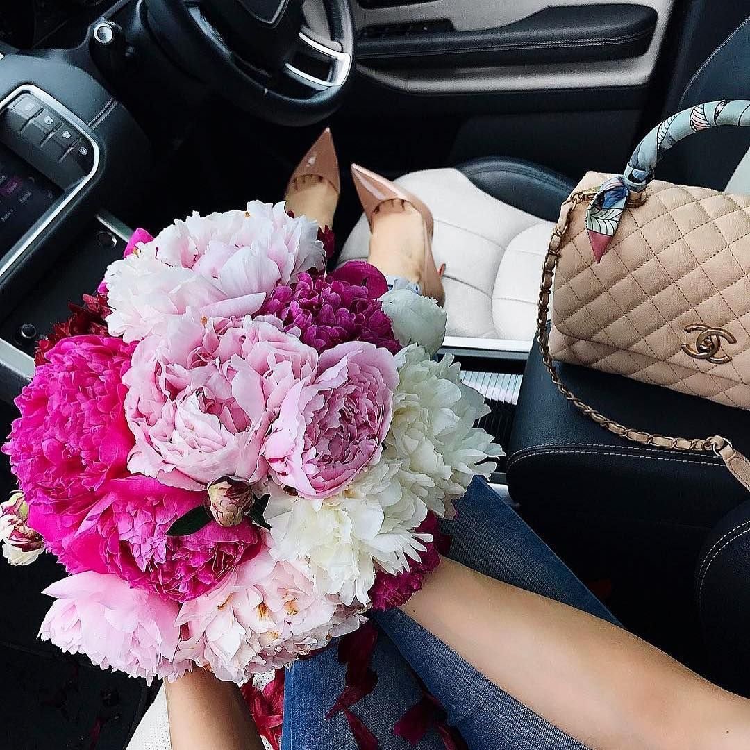 Девушка в машине с сумочкой