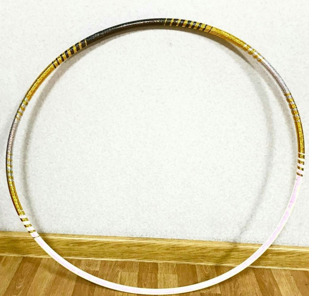 Обруч для художественной гимнастики черный с золотом