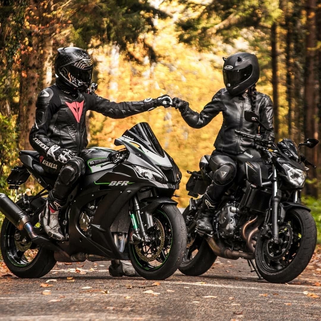 Пара на мотоцикле