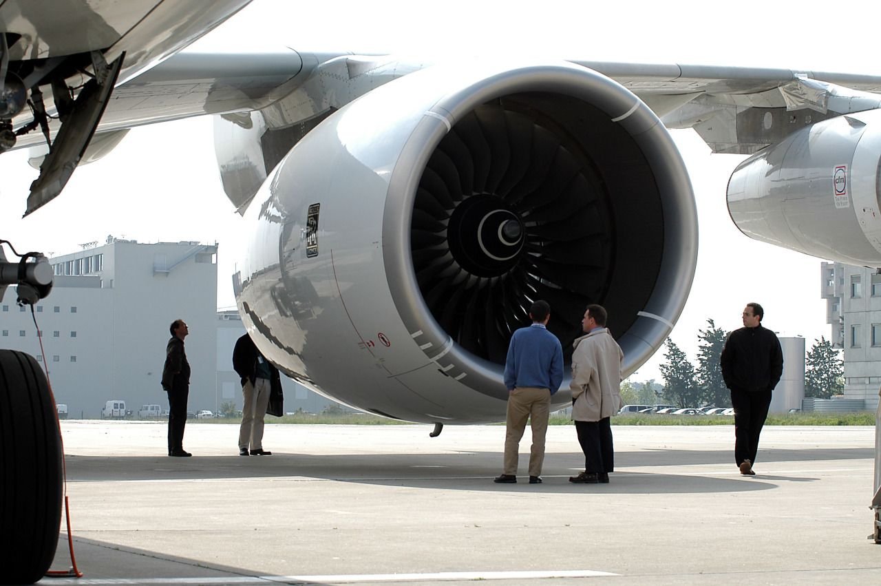 Турбина самолета человек. Турбина Airbus a380. Rolls-Royce Trent 900. Airbus a380 двигатель. Аэробус а380 двигатели.