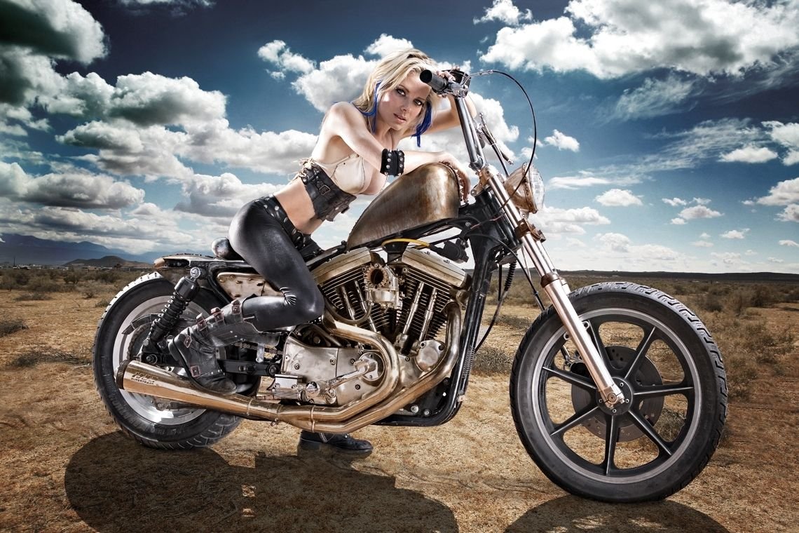 Harley Davidson Sportster и девушка