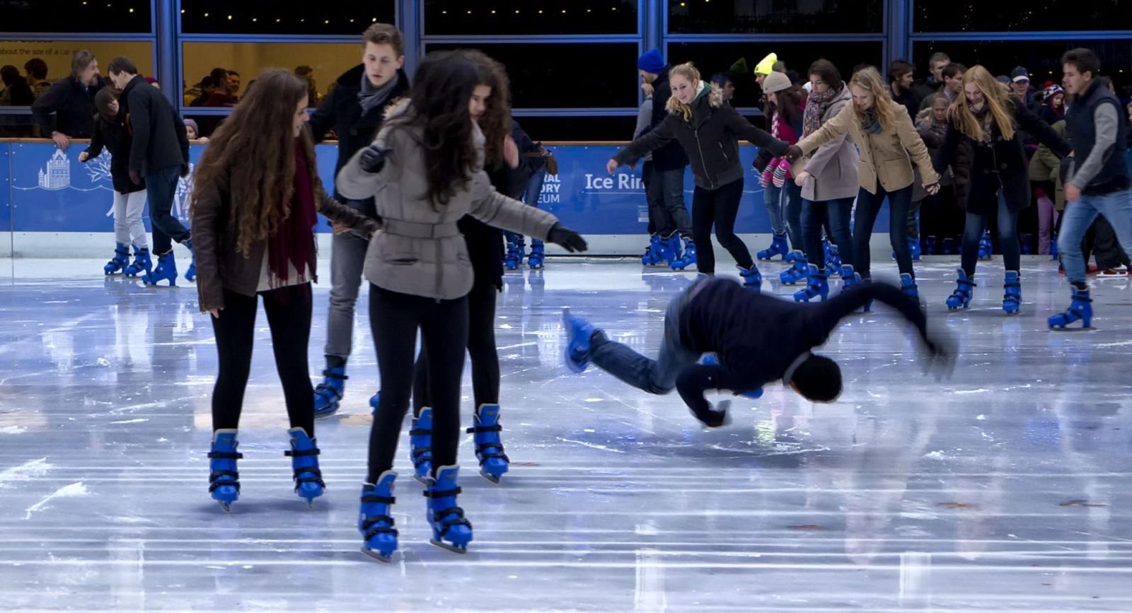 Как кататься на катке. Упал на катке. Люди на катке. Катание на льду. Кататься на коньках.