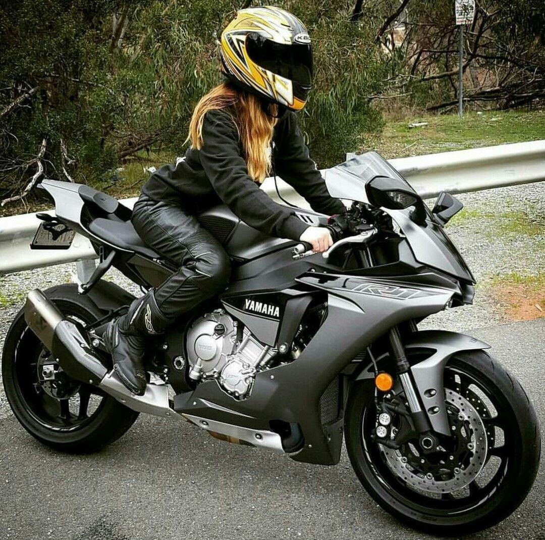 Девушка на мотоцикле Ямаха