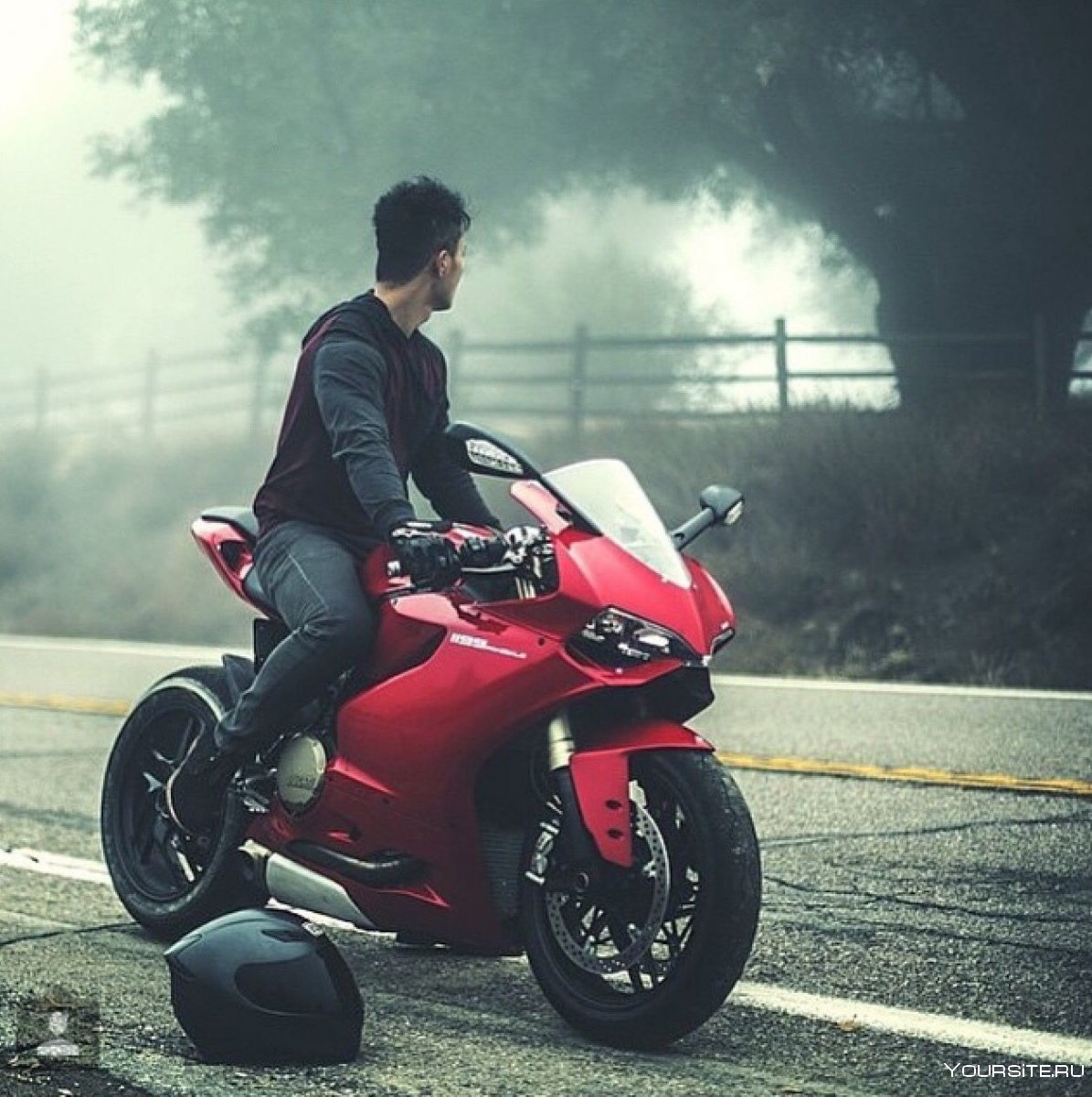 Парень на байке