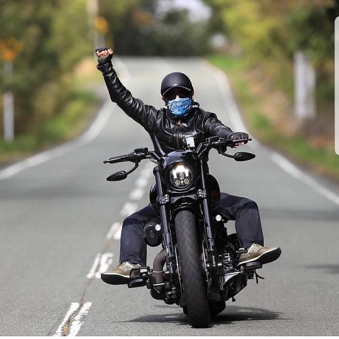 Байкер на мотоцикле