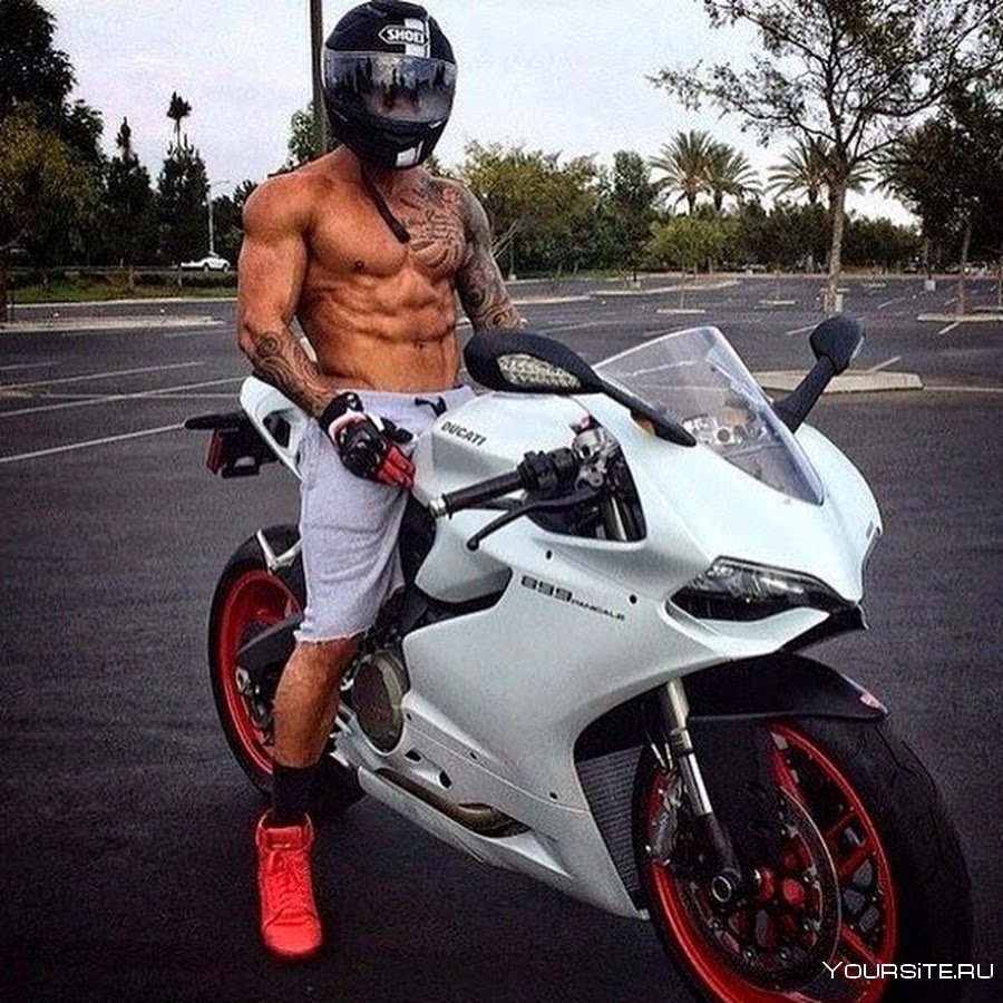 Накаченный мужчина на мотоцикле
