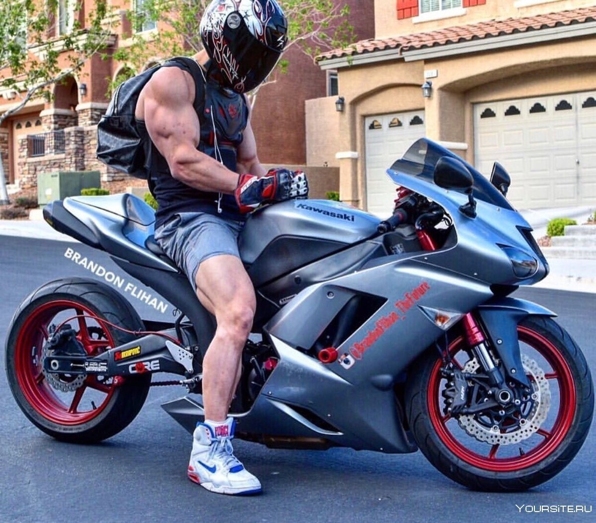 Парень на байке