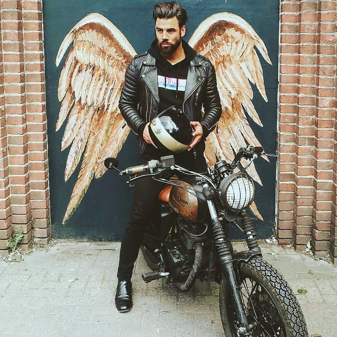 Брутальный парень на мотоцикле