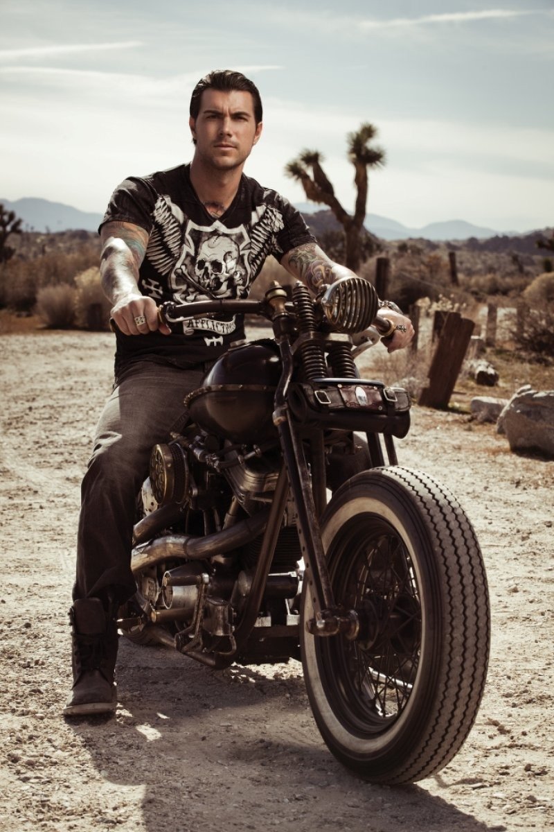 Брутальный мужчина на мотоцикле