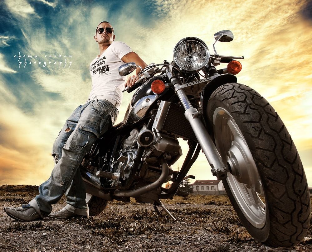 Байкер на мотоцикле