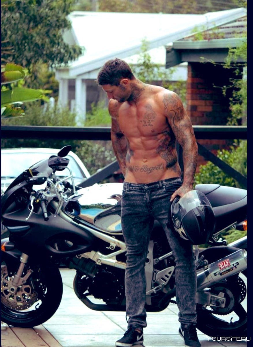 Том Харди мотоциклист