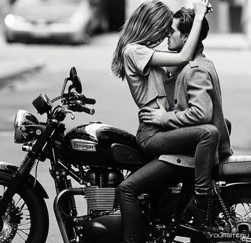 Парочка на мотоцикле