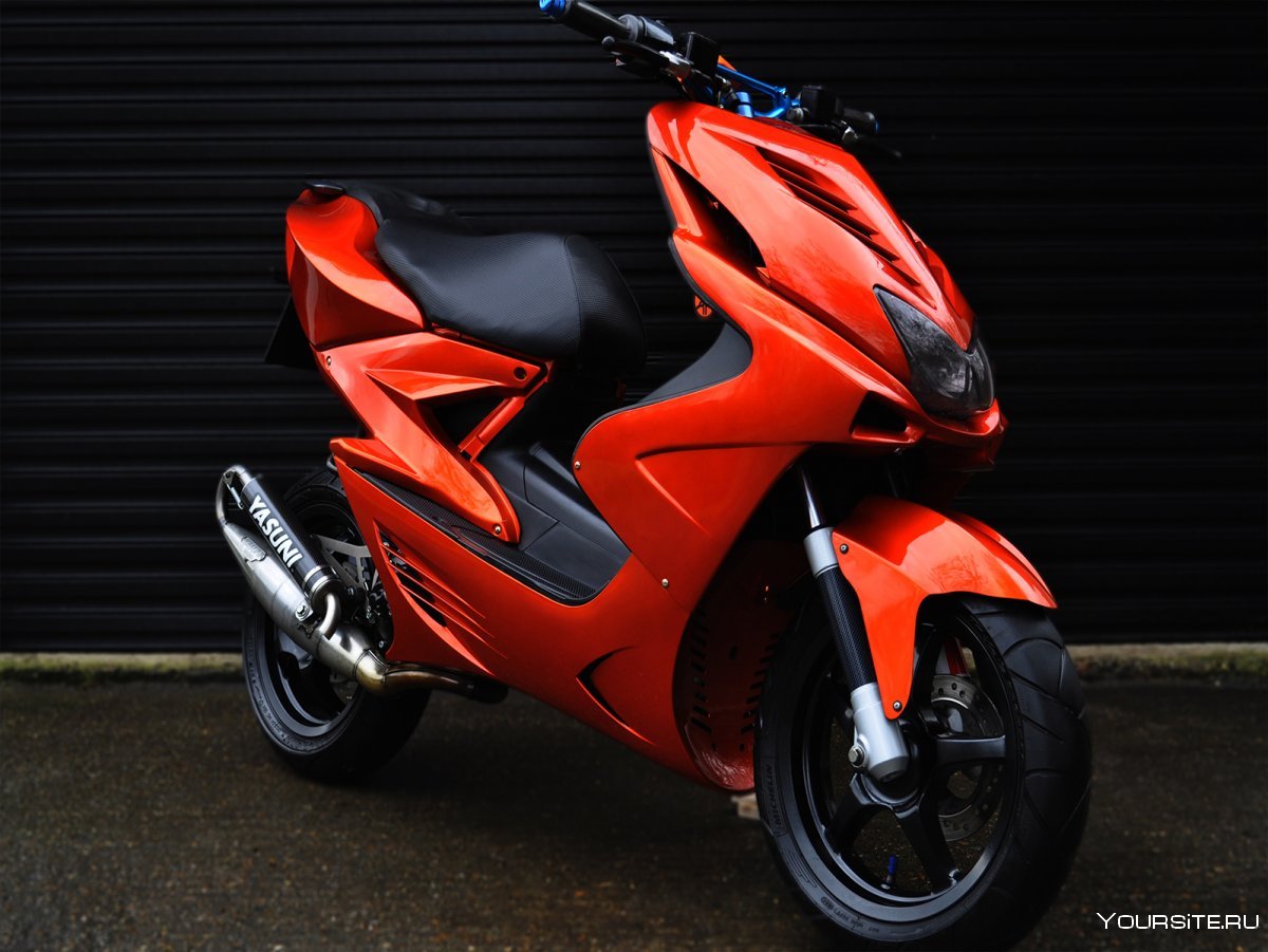 Yamaha Aerox красный