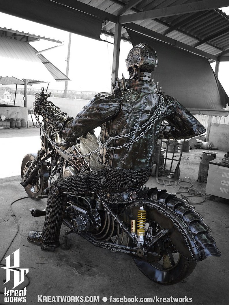 Скульптура мотоцикла из металлолома