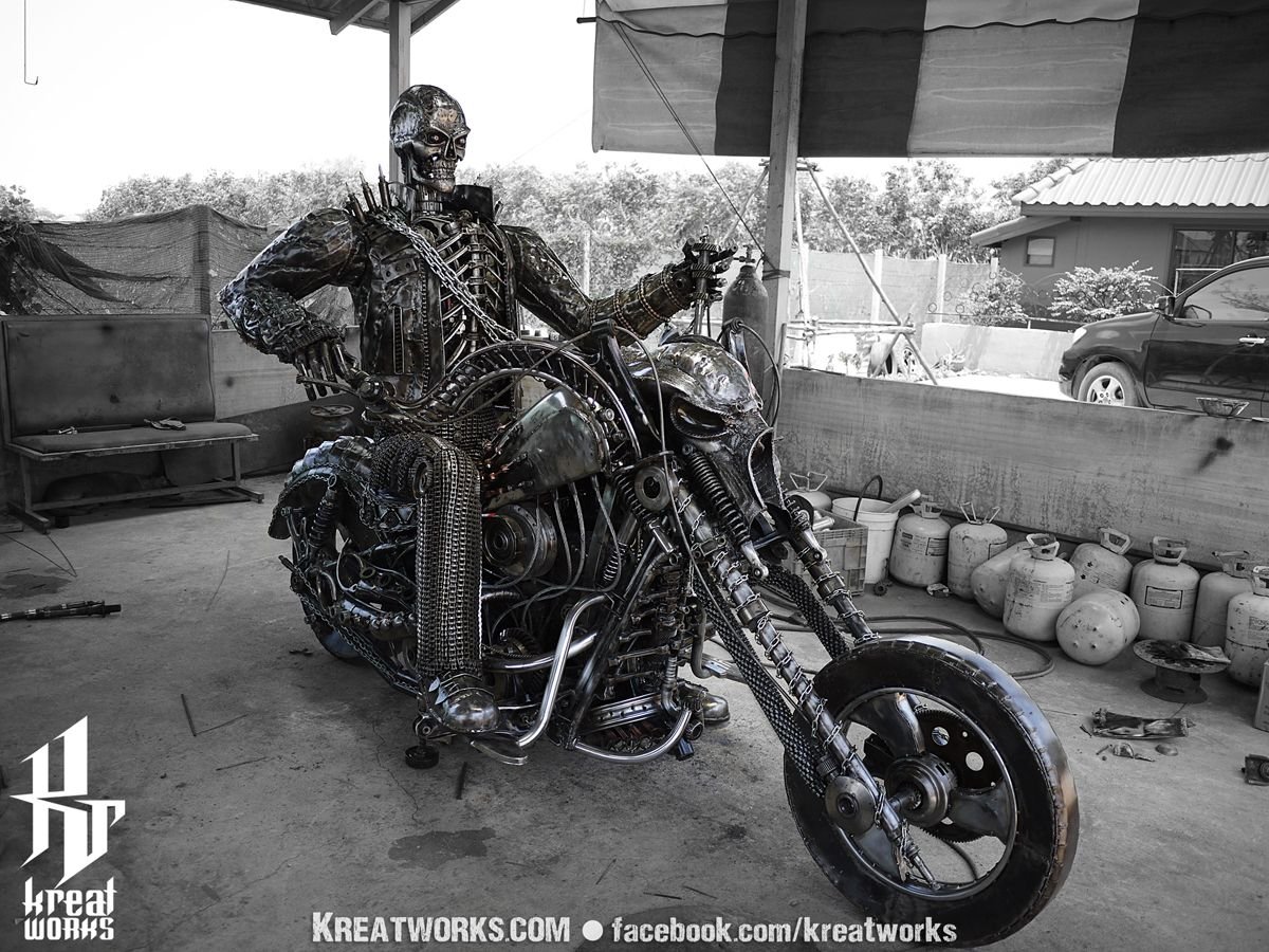 Мотоциклист из металла