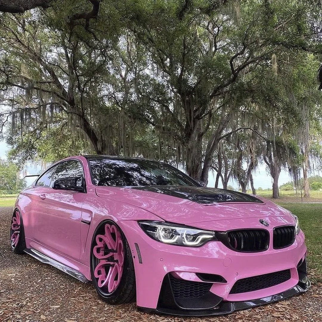 Розовая машина бмв