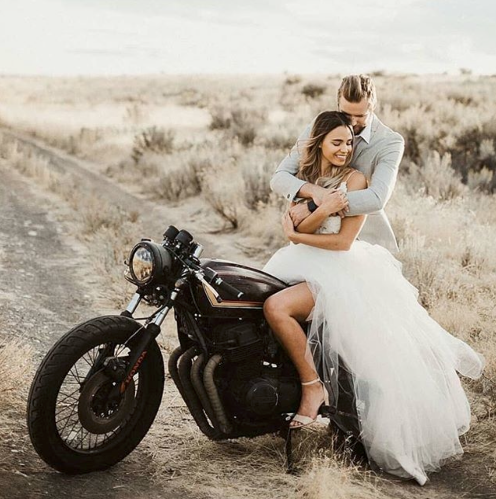 Свадебная фотосессия на мотоцикле