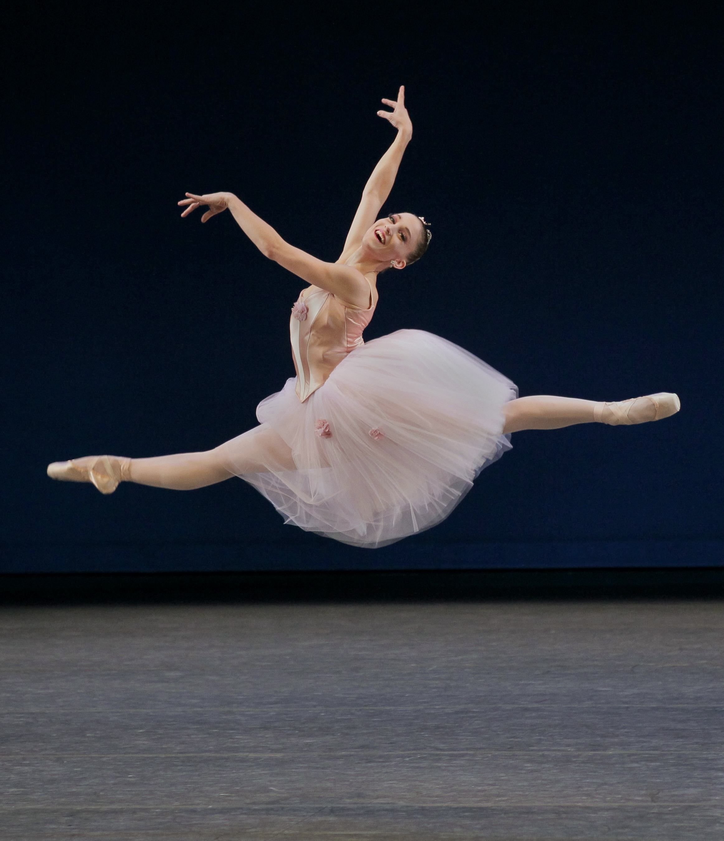 Па картинки. Гранд жете прыжок в балете. Гранд жете прыжок в классическом танце. Прима балерина Эшли Боудер. Балерина в жете.