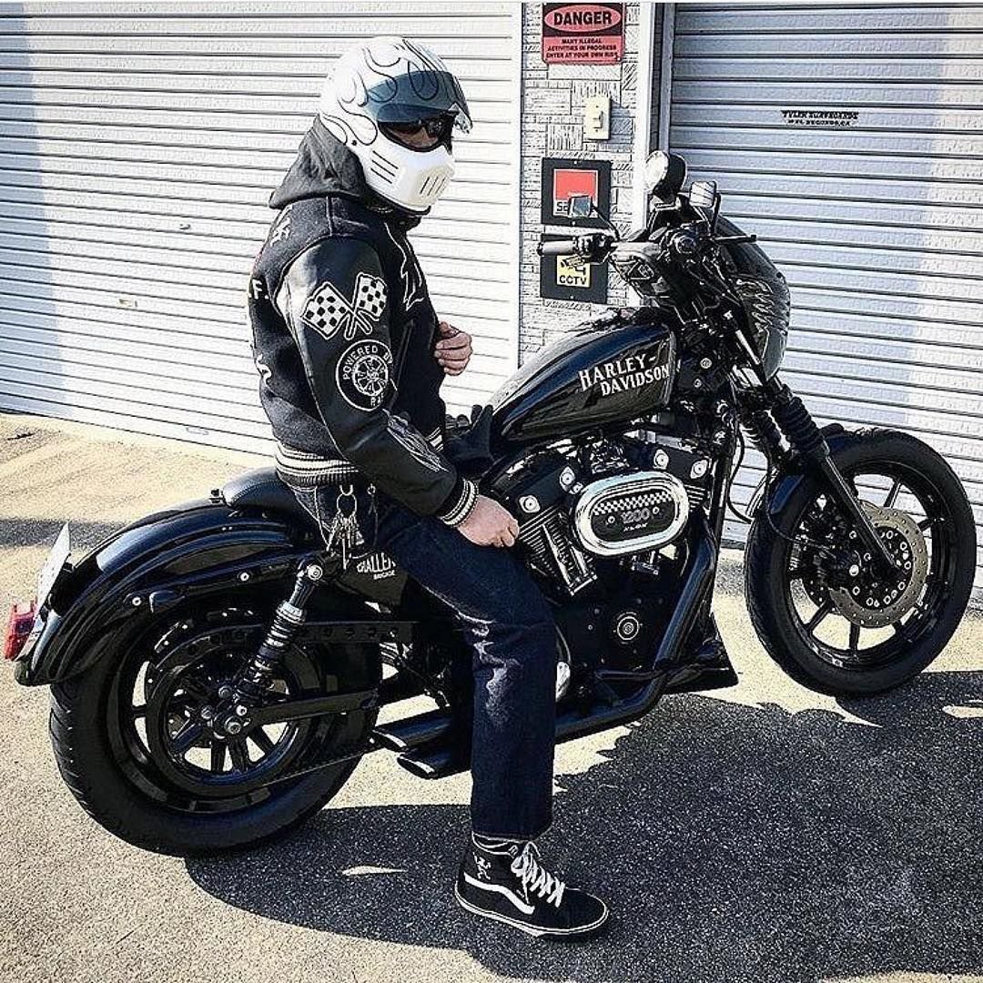 Harley Davidson Sportster 883 байкер