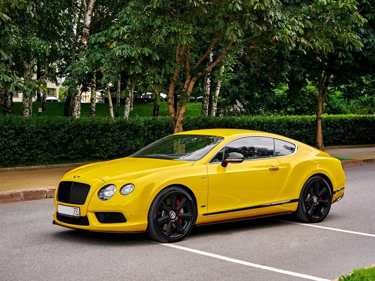 Bentley Continental 2022 желтый