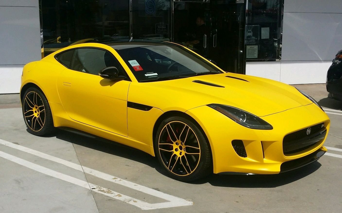 Самый дорогой желтый. Ягуар ф тайп желтый. Yaguar f Type желтый. Jaguar f-Type Yellow. Jaguar f-Type матовый.