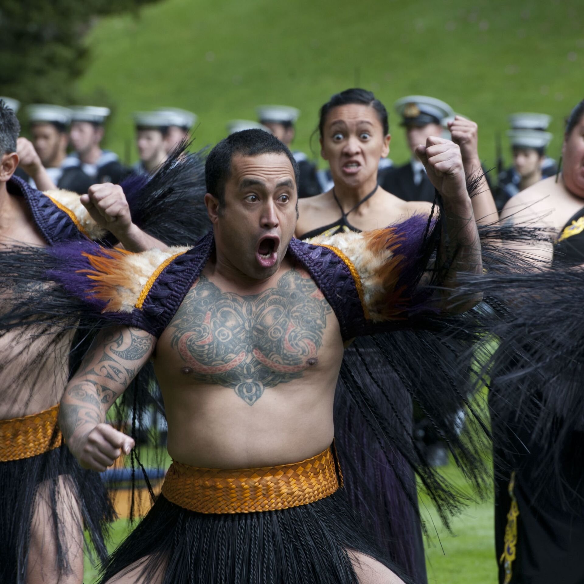 Про хака. Маори танец хака. Маори народ в новой Зеландии. Хака танец новой Зеландии. Маори новая Зеландия танец хака.