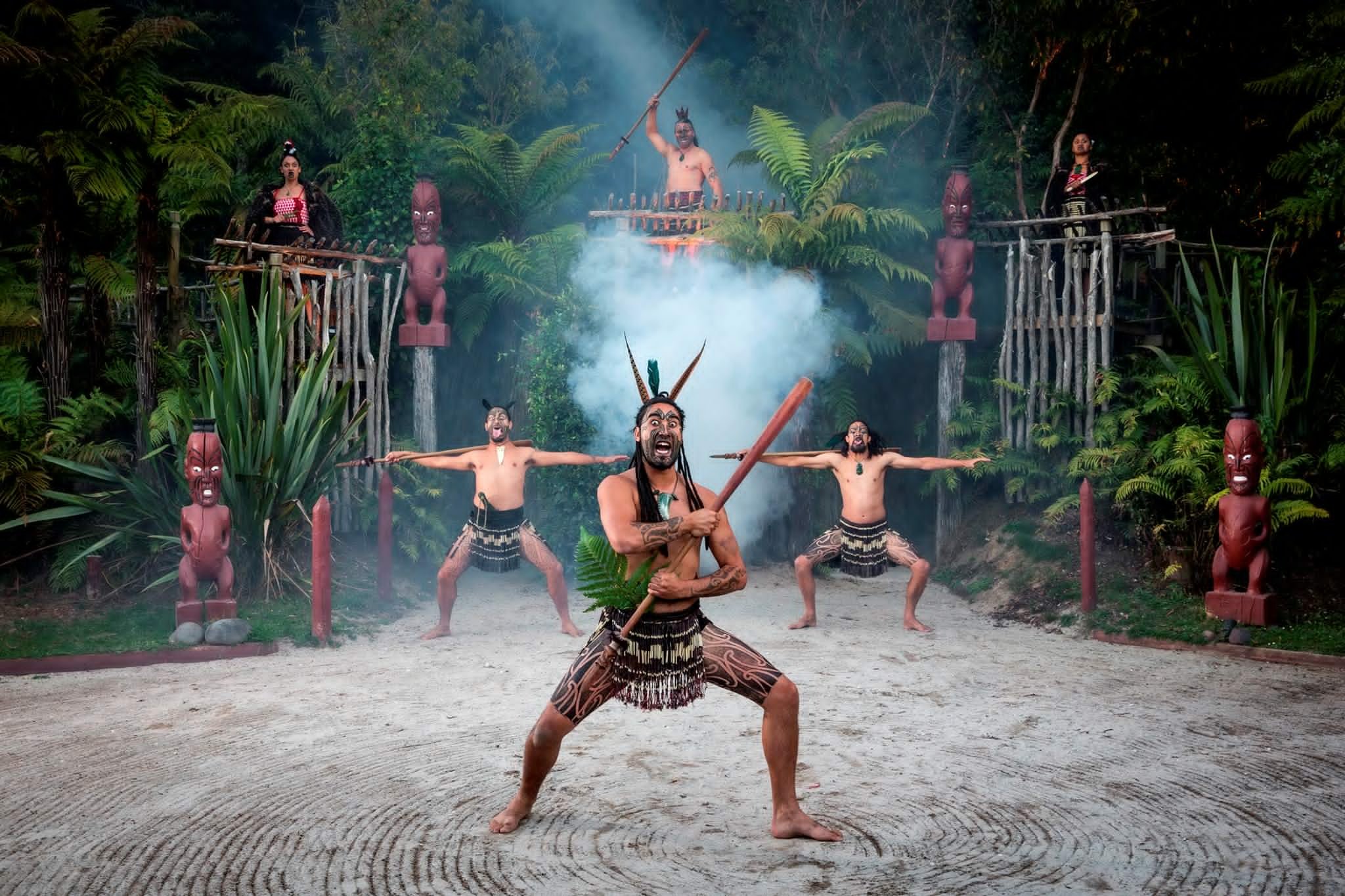 Ритуальные танцы мужчин племени. Новая Зеландия деревня Тамаки. Роторуа деревня Маори. Маорийская деревня Тамаки. Деревня Маори новая Зеландия.