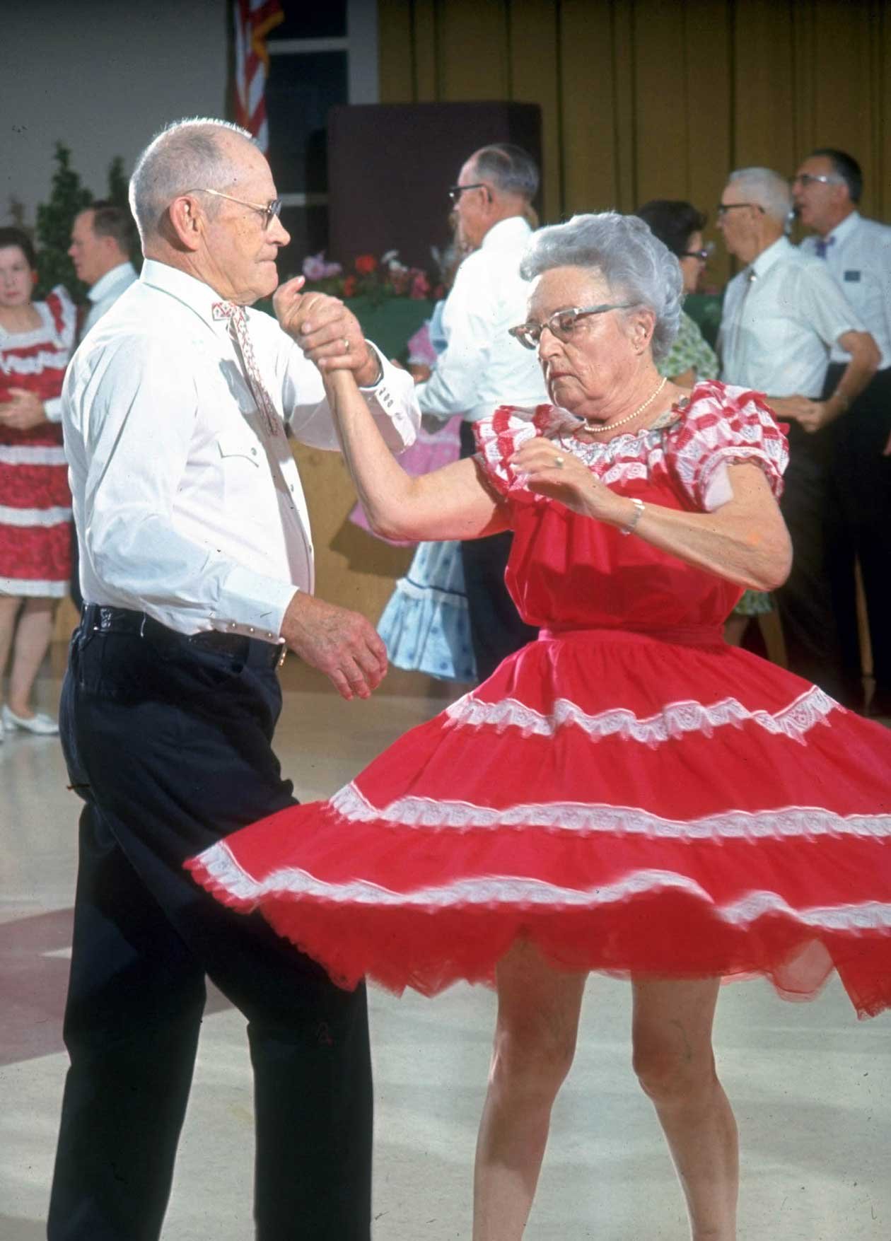 Шуточный танец бабушек. Старики танцуют. Бабушка танцует. Танцы для пожилых. Танцы пенсионеров прикольные.
