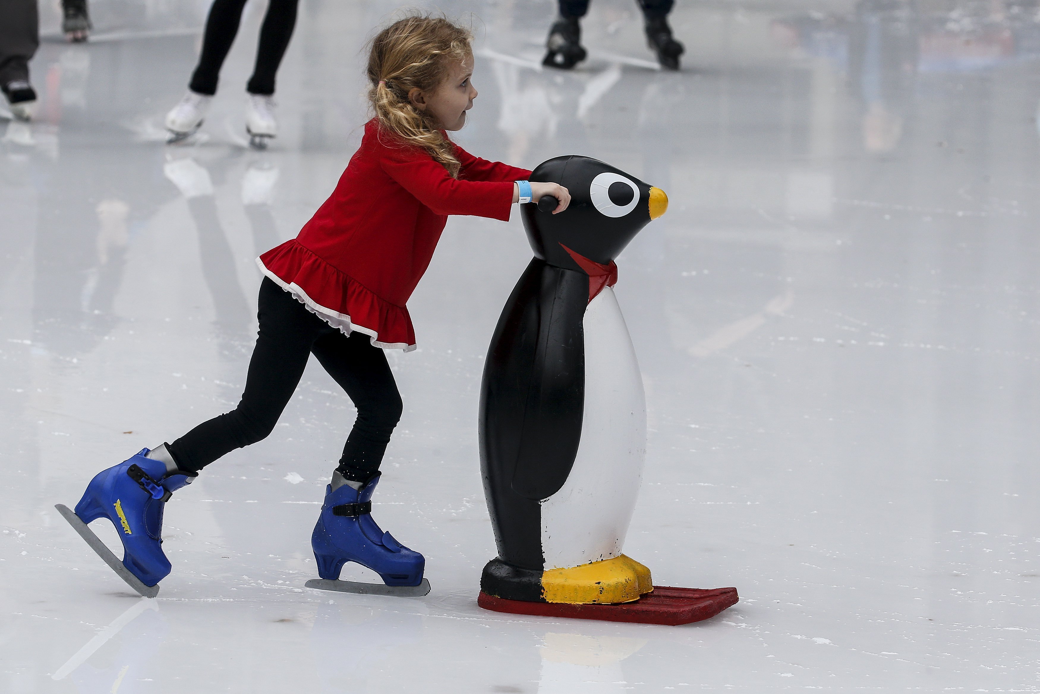 Фонарь на катке 9 букв. Ассистент фигуриста Пингвин. Пингвин для катания на коньках. Фигурки для катания на коньках. Пингвин для катания на коньках для детей.